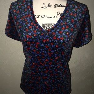 🎈3/$15 Beautiful velvet V-neck tee